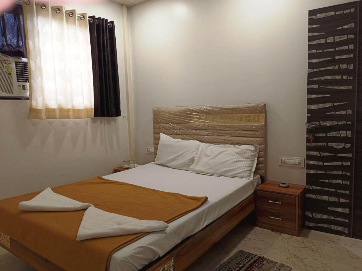 ホテルNirvana Lodging & Boarding Ulhāsnagar エクステリア 写真