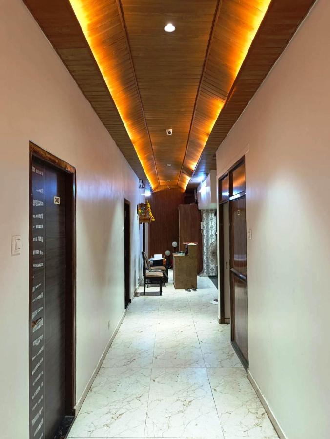 ホテルNirvana Lodging & Boarding Ulhāsnagar エクステリア 写真