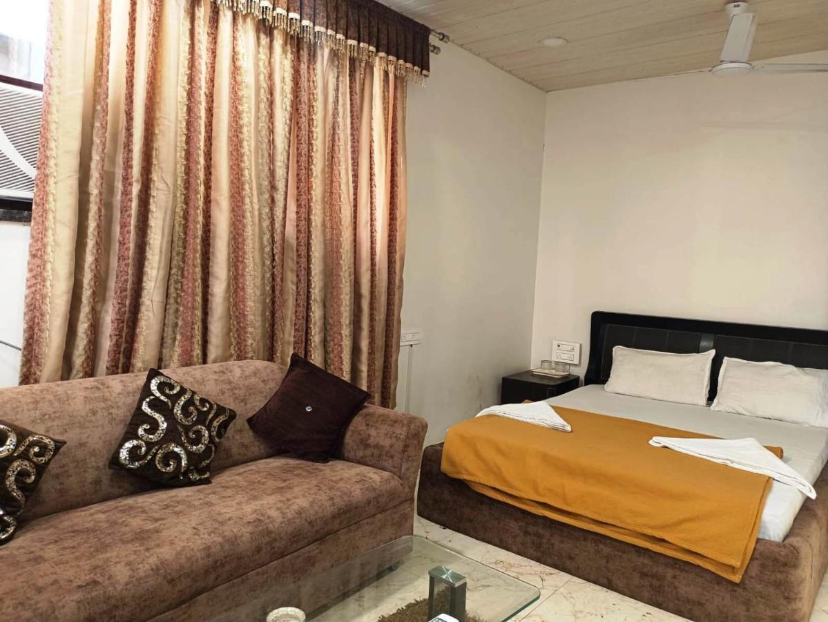 ホテルNirvana Lodging & Boarding Ulhāsnagar エクステリア 写真
